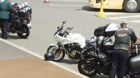 3台のバイクとライダー