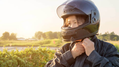 ヘルメットを被る女性